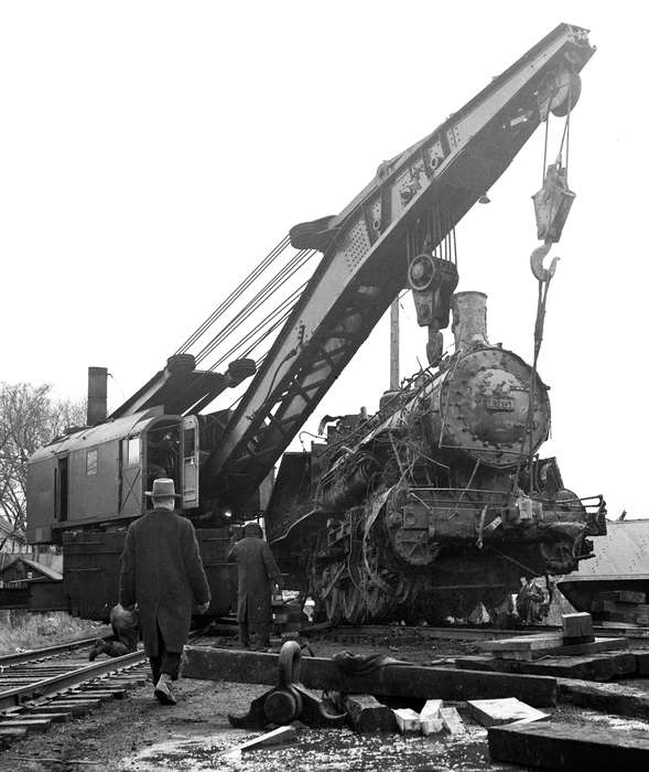 history of Iowa, railroad, steam engine, crane, Lemberger, LeAnn, Wrecks, Ottumwa, IA, Iowa, Lakes, Rivers, and Streams, train, locomotive, Labor and Occupations, Iowa History