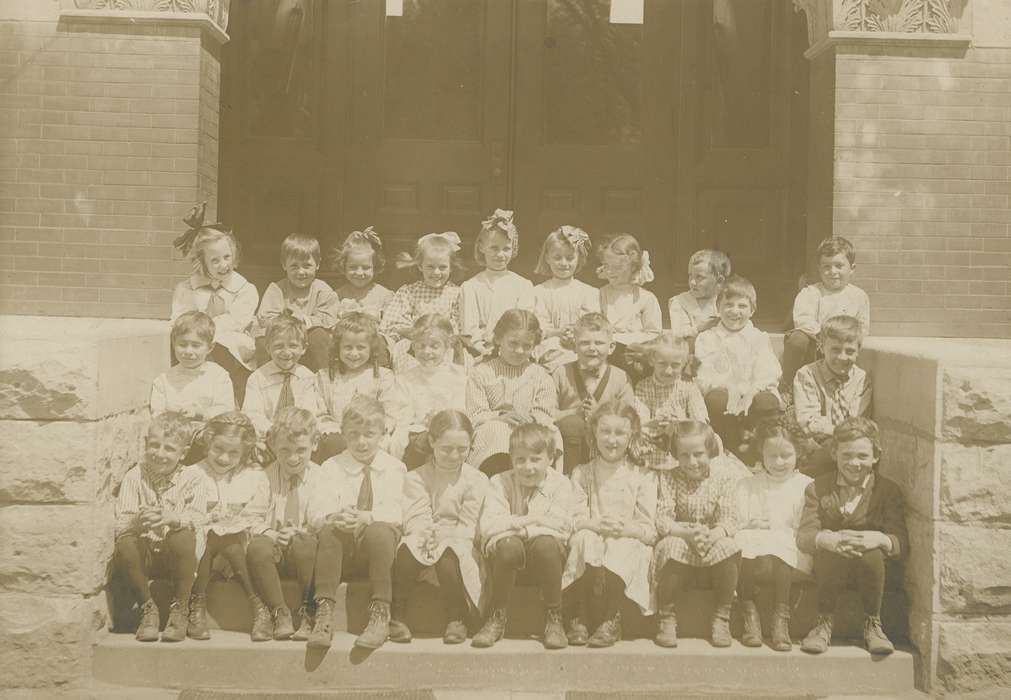 Waverly, IA, class, Children, class photo, bow, Portraits - Group, smile, history of Iowa, Schools and Education, Waverly Public Library, Iowa History, Iowa, necktie, dress