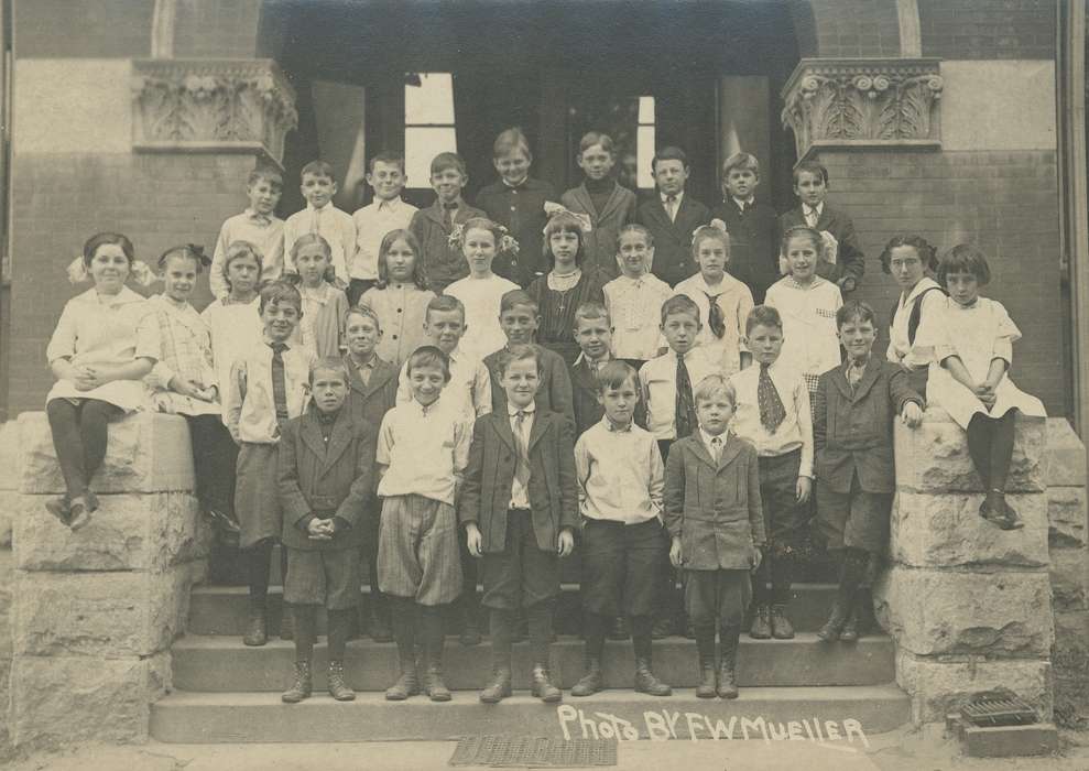 Waverly, IA, class, Children, class photo, bow, Portraits - Group, history of Iowa, Schools and Education, Waverly Public Library, Iowa History, Iowa, necktie, knickers