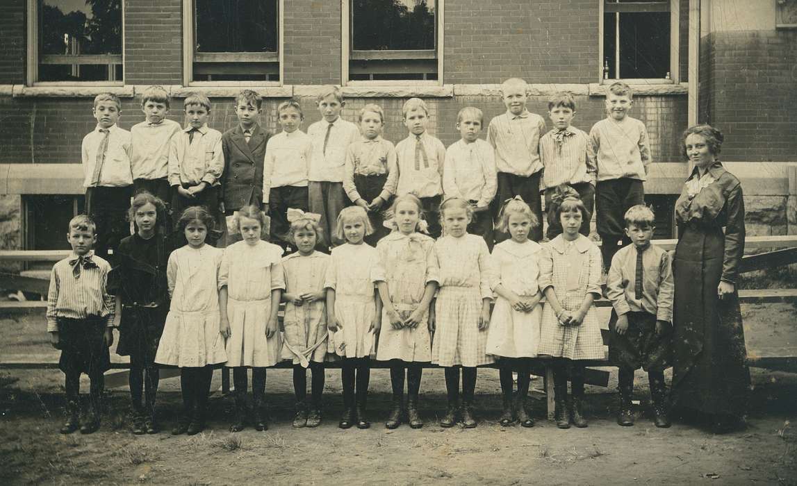 Waverly, IA, class, Children, class photo, bow, Portraits - Group, history of Iowa, Schools and Education, Waverly Public Library, Iowa History, Iowa, Labor and Occupations, necktie, dress, knickers