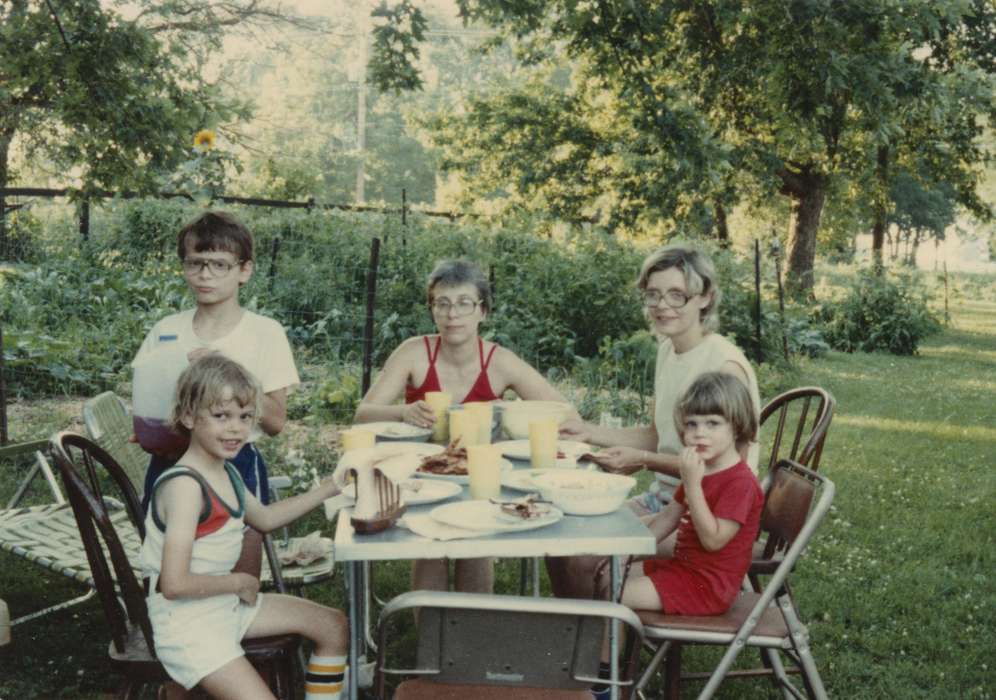 picnic, mother, Olsson, Ann and Jons, garden, family, Iowa, Children, children, Iowa History, Portraits - Group, Waterloo, IA, Food and Meals, history of Iowa