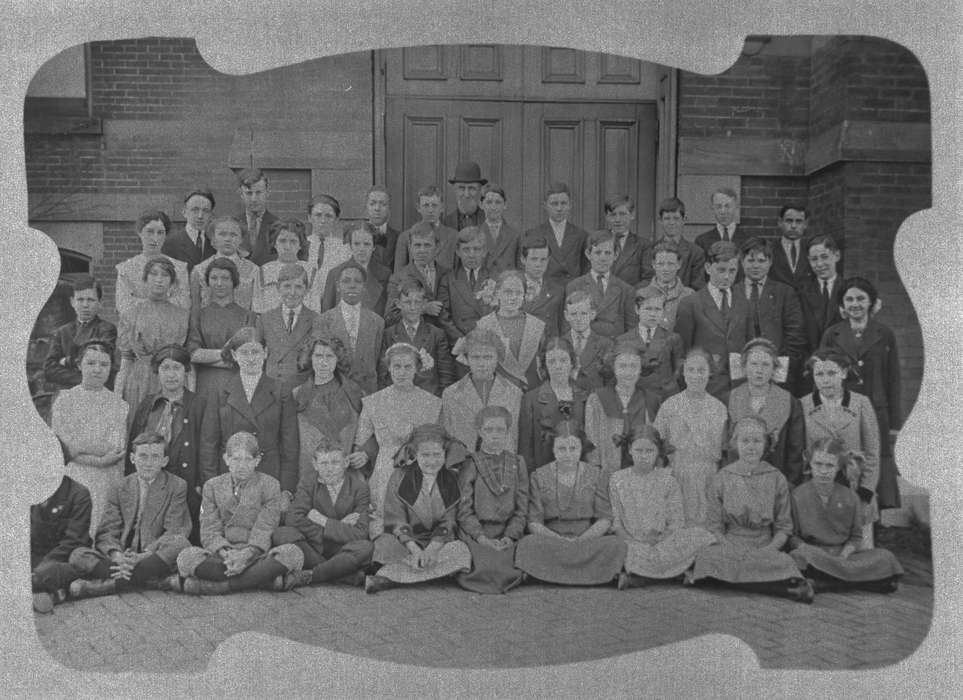 Iowa, Schools and Education, Portraits - Group, double door, Iowa History, history of Iowa, school, Lemberger, LeAnn, Ottumwa, IA, class photo, Children
