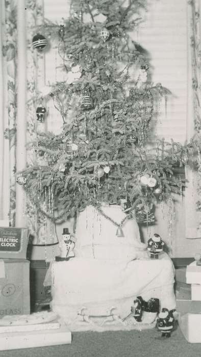 christmas tree, decoration, Iowa History, Van Horne, IA, christmas, history of Iowa, Appleget, Cathy, Iowa, Holidays