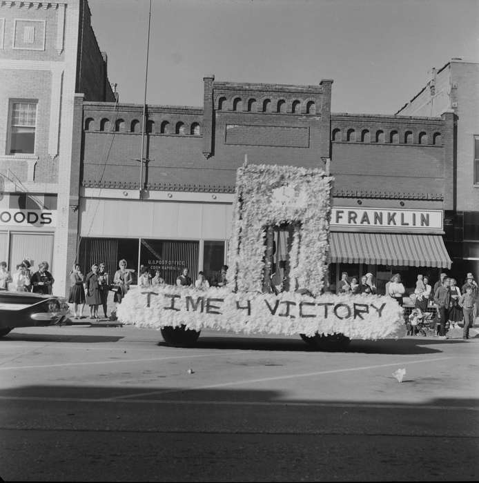 Iowa, IA, parade, United States, Photos, historic, Motorized Vehicles, Coon Rapids, street, Civic Engagement, history, Main Streets & Town Squares, victory, Entertainment, parade float, ia, Coon Rapids Enterprise