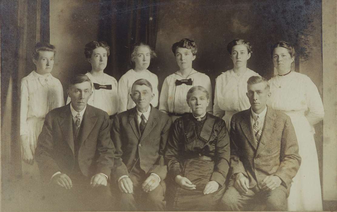 tie, dress, Monticello, IA, Owen, Jeff, Iowa, Iowa History, suit, Families, bow, Portraits - Group, history of Iowa