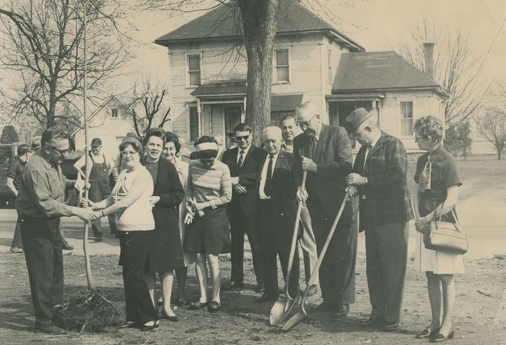 house, tree planting, women, men, Iowa, shovel, correct date needed, Iowa History, dedication ceremony, Cities and Towns, Civic Engagement, Portraits - Group, Waverly Public Library, history of Iowa