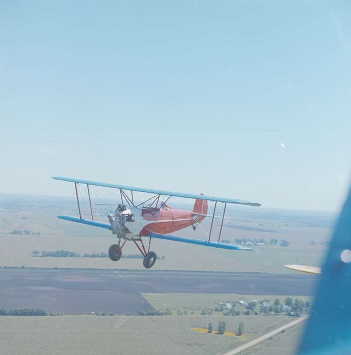 pilot, Motorized Vehicles, Iowa History, Lemberger, LeAnn, field, Iowa, Ottumwa, IA, airplane, Aerial Shots, history of Iowa