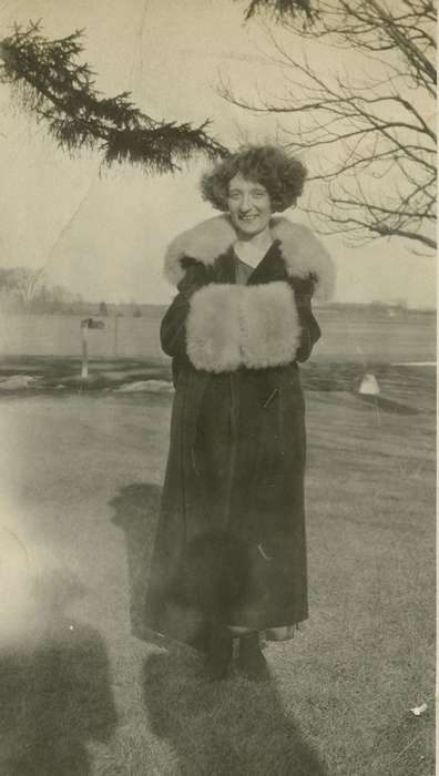 Ottumwa, IA, fur coat, Portraits - Individual, Iowa History, Iowa, woman, history of Iowa, muff, Lemberger, LeAnn