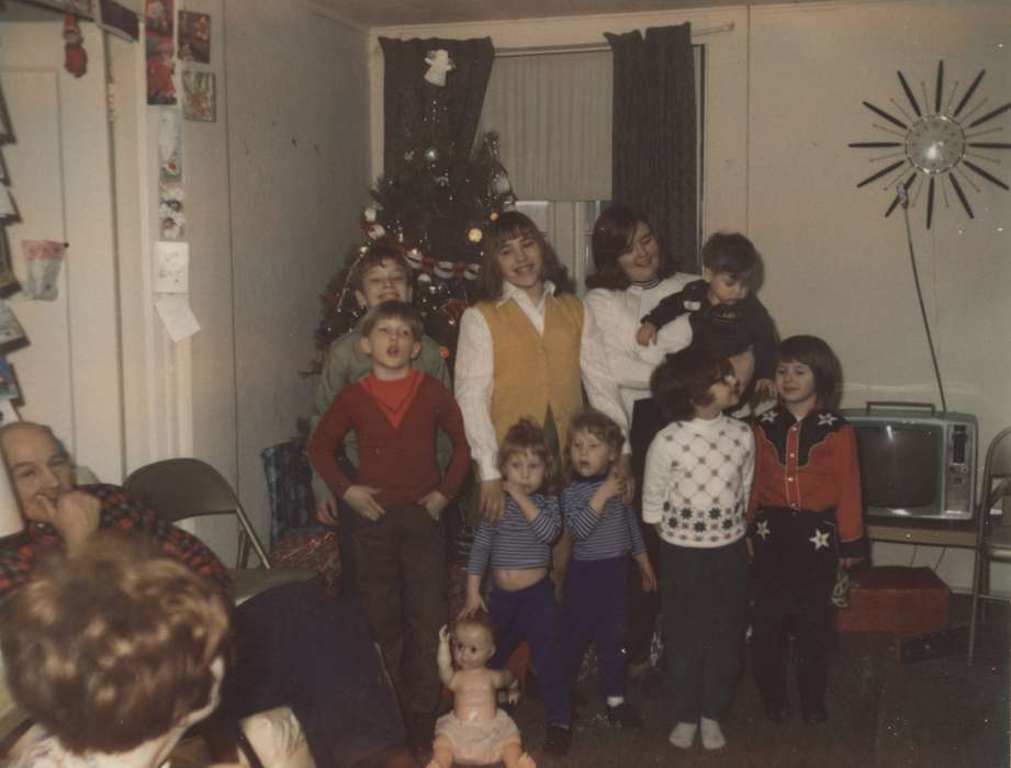Children, christmas, Wilton, IA, Iowa History, doll, Portraits - Group, Families, Owens, Lois, Holidays, Iowa, history of Iowa