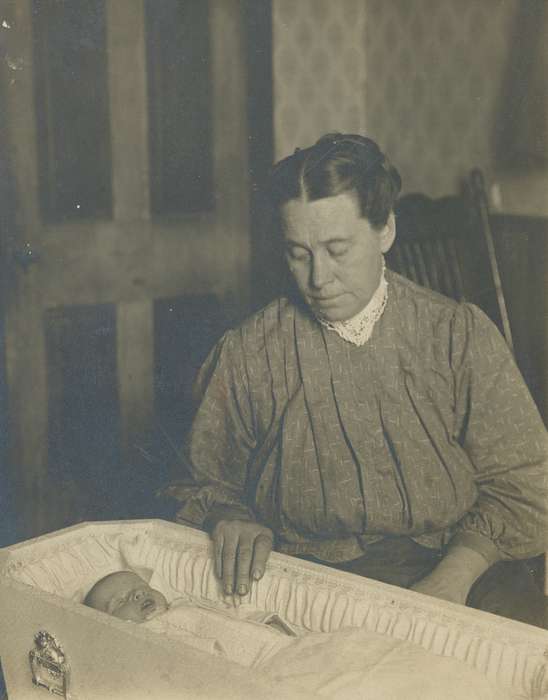 mother, history of Iowa, infant, woman, USA, Children, Spilman, Jessie Cudworth, Portraits - Group, coffin, Iowa, Iowa History, Homes, Families, casket, mourning, Cemeteries and Funerals, baby