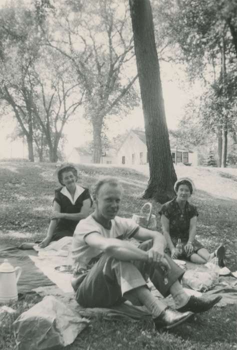 Berg-Carpenter, Pauline, picnic, Iowa, Iowa History, Leisure, Food and Meals, Portraits - Group, history of Iowa, Des Moines, IA