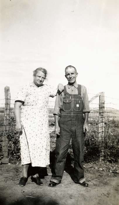 Soyer, Loretta, overalls, Farms, field, Iowa History, Portraits - Group, Families, Carroll, IA, dress, Iowa, history of Iowa, fence
