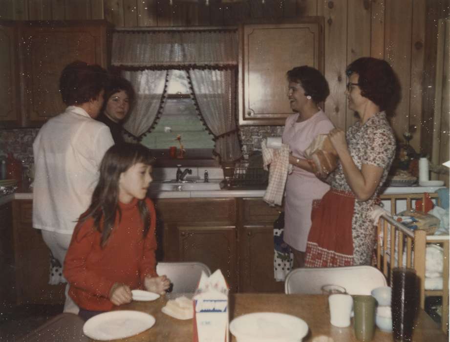 dinner, family, Owens, Lois, Iowa, Iowa History, Food and Meals, kitchen, Families, Wilton, IA, history of Iowa, baking