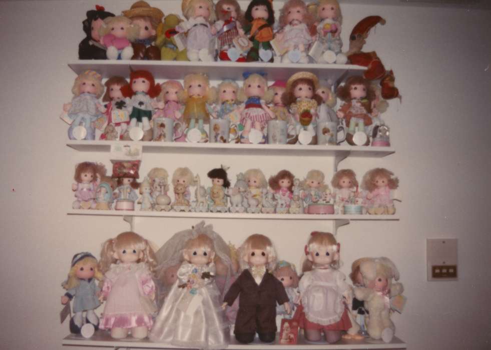 Iowa History, doll, McSwain, Erna, Iowa, shelf, Homes, Des Moines, IA, history of Iowa, dolls