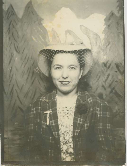 Lemberger, LeAnn, Iowa History, woman, Iowa, Ottumwa, IA, history of Iowa, hat, Portraits - Individual