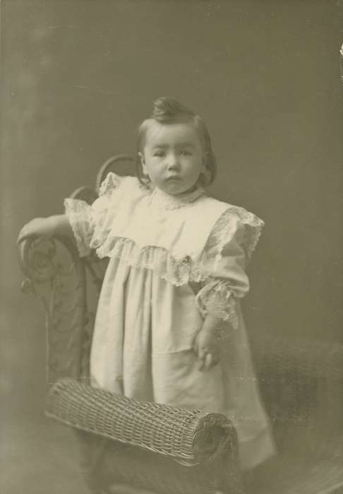 child, Jefferson, IA, Portraits - Individual, cabinet photo, Iowa, Iowa History, girl, wicker chair, history of Iowa, Olsson, Ann and Jons, lace collar