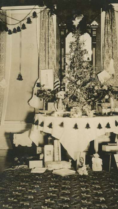 christmas tree, Holidays, history of Iowa, christmas, McMurray, Doug, christmas decorations, Iowa History, Iowa, Webster City, IA