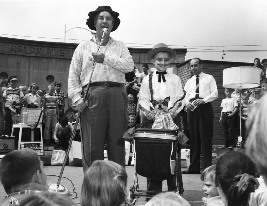 parade, clown, Iowa, Fairs and Festivals, United States, historic, Washington Evening Journal, history, contest, Photos, dog, IA, Washington, pet, costume, ia, Entertainment
