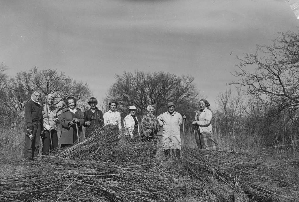 Coon Rapids, tree, Photos, outside, Coon Rapids Enterprise, ia, IA, community service, Portraits - Group, history, Iowa, plants, historic, woman, United States