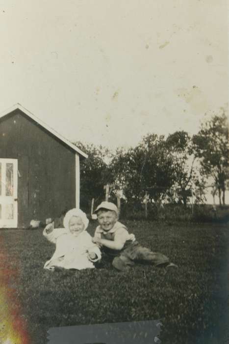 Barns, Iowa, Iowa History, Portraits - Group, Sumner, IA, Harder, Connie, Children, baby, history of Iowa, Families
