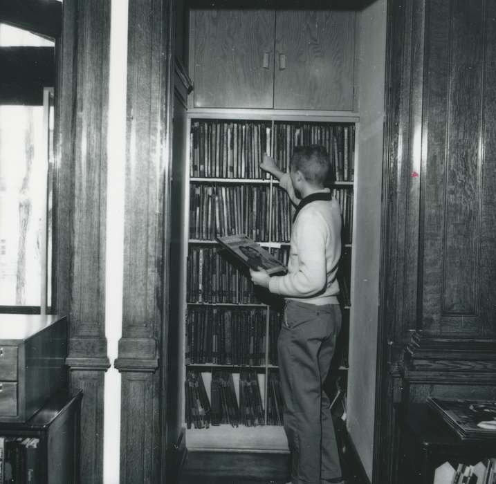 Waverly Public Library, man, Portraits - Individual, bookshelf, Iowa, Leisure, Iowa History, history of Iowa, library, books