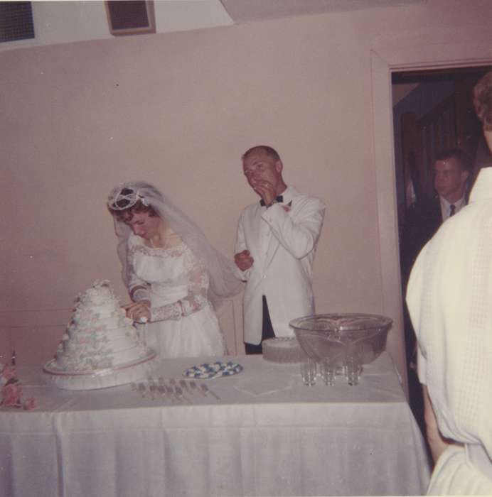 Weddings, Alta, IA, Iowa, Iowa History, Brechwald, Linda, history of Iowa, bride, cake