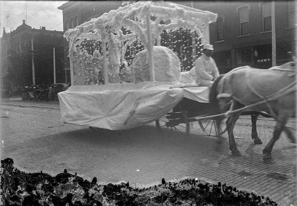 parade, Iowa History, Animals, Iowa, Waverly Public Library, Fairs and Festivals, Main Streets & Town Squares, horse, Cities and Towns, history of Iowa, float