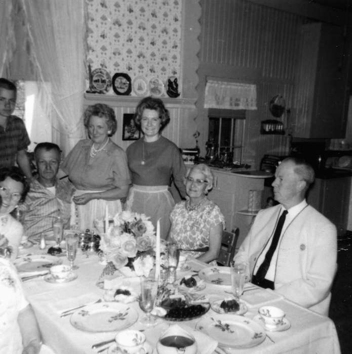 Food and Meals, Shaw, Marilyn, gathering, Iowa History, Homes, Iowa, Cedar Falls, IA, history of Iowa, kitchen, dining, table