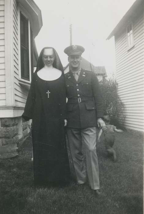 nun, Military and Veterans, cross, history of Iowa, Vanderah, Lori, USA, Iowa, soldier, Iowa History, Religion, Portraits - Group, uniform