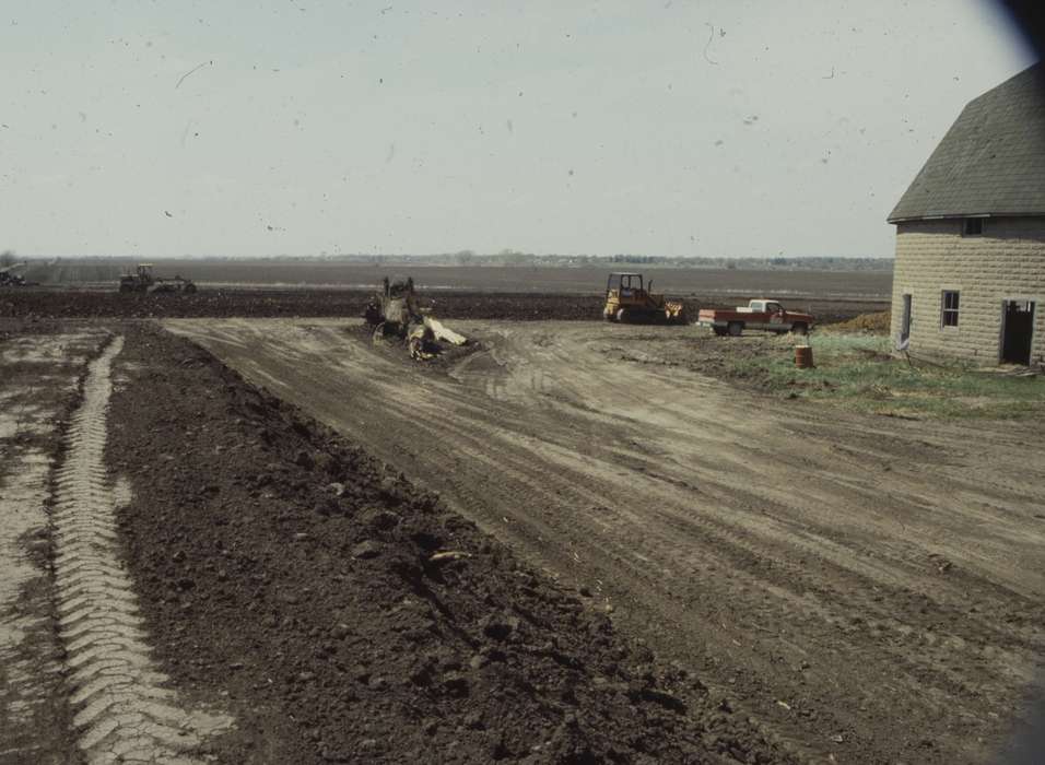 dirt, round barn, Iowa, tracks, Motorized Vehicles, truck, correct date needed, Iowa History, history of Iowa, Western Home Communities, construction equipment, Cities and Towns, Barns