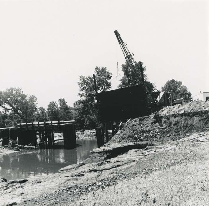 crane, river, flood aftermath, Iowa History, construction, tree, bridge, Labor and Occupations, Floods, Iowa, Waverly Public Library, history of Iowa, Lakes, Rivers, and Streams, Motorized Vehicles, Waverly, IA, construction crew, hard hat, cedar river, summer