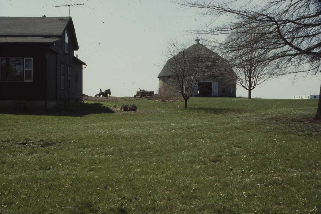 grass, building, correct date needed, wires, Iowa History, Barns, Cities and Towns, tree, round barn, Western Home Communities, Iowa, Businesses and Factories, history of Iowa