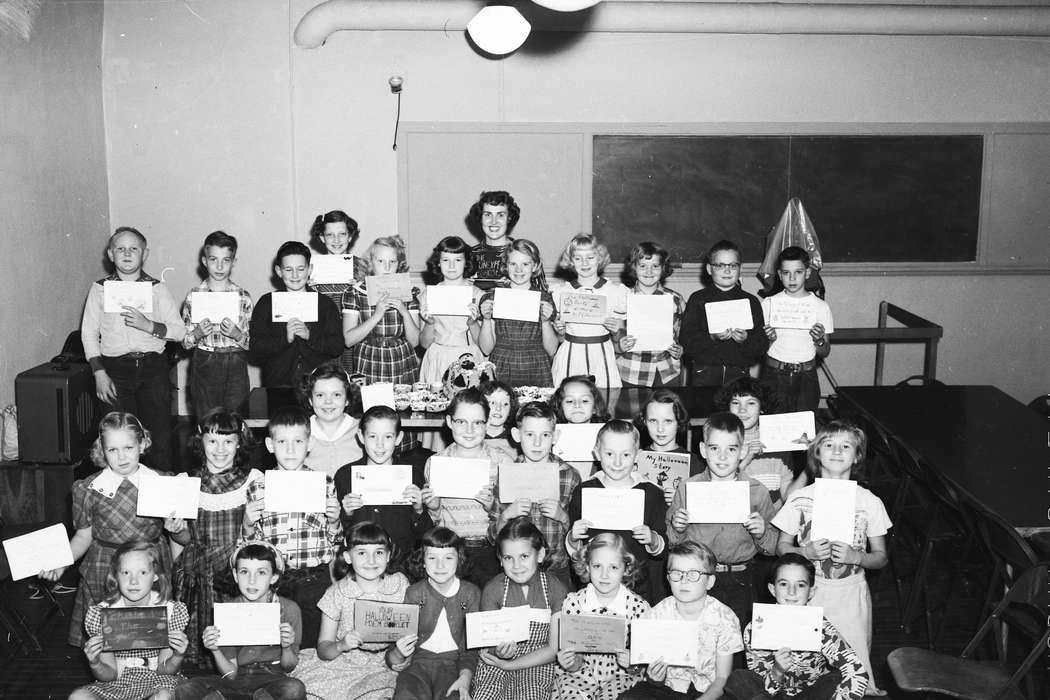 student, ia, Photos, Children, United States, Iowa, woman, Schools and Education, halloween, boy, teacher, classroom, IA, Coon Rapids, historic, history, girl, Portraits - Group, Coon Rapids Enterprise