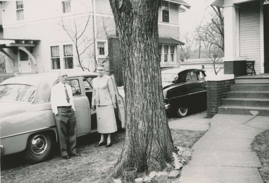 tree, Des Moines, IA, Iowa, Iowa History, history of Iowa, Portraits - Group, Motorized Vehicles, Roquet, Ione, Families, car, house