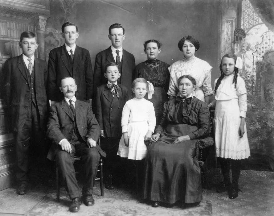 Portraits - Group, Families, Cedar Falls, IA, history of Iowa, Shaw, Marilyn, Iowa, Iowa History