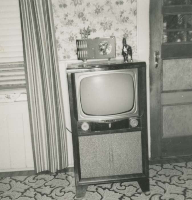 living room, Homes, Iowa, Iowa History, tv, Griffin, Allan, television, history of Iowa, Farley, IA