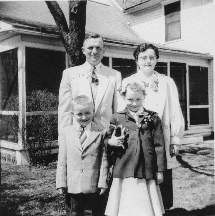 father, Travel, sister, Laupp, Mary Jo, dress clothes, brother, Iowa, mother, Iowa History, Portraits - Group, Onsted, MI, Families, history of Iowa