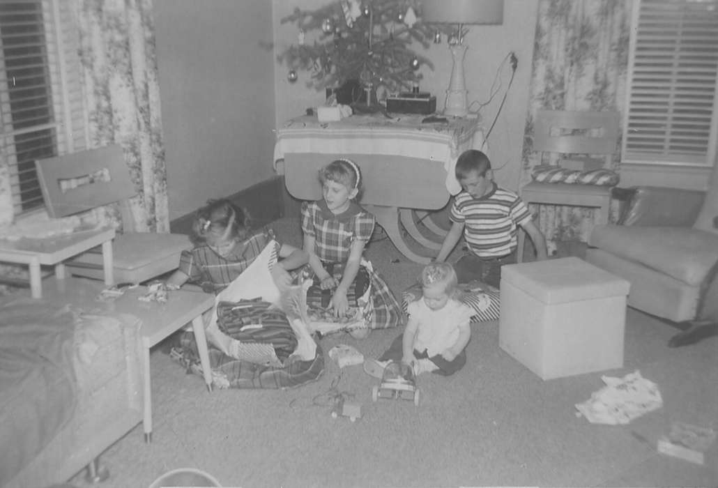 living room, Edmund, Sharon, Ainsworth, IA, Iowa History, christmas, history of Iowa, Homes, Holidays, siblings, christmas tree, Children, christmas presents, Iowa