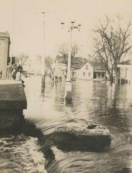 Children, Floods, Iowa History, Waverly, IA, Iowa, Waverly Public Library, Homes, Lakes, Rivers, and Streams, Cities and Towns, history of Iowa, river