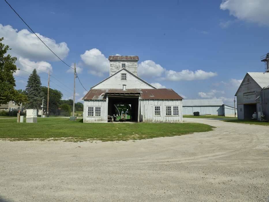 gravel, Farms, Farming Equipment, Iowa, Barns, combine, driveway, Motorized Vehicles, Library of Congress, history of Iowa, barnyard, Iowa History