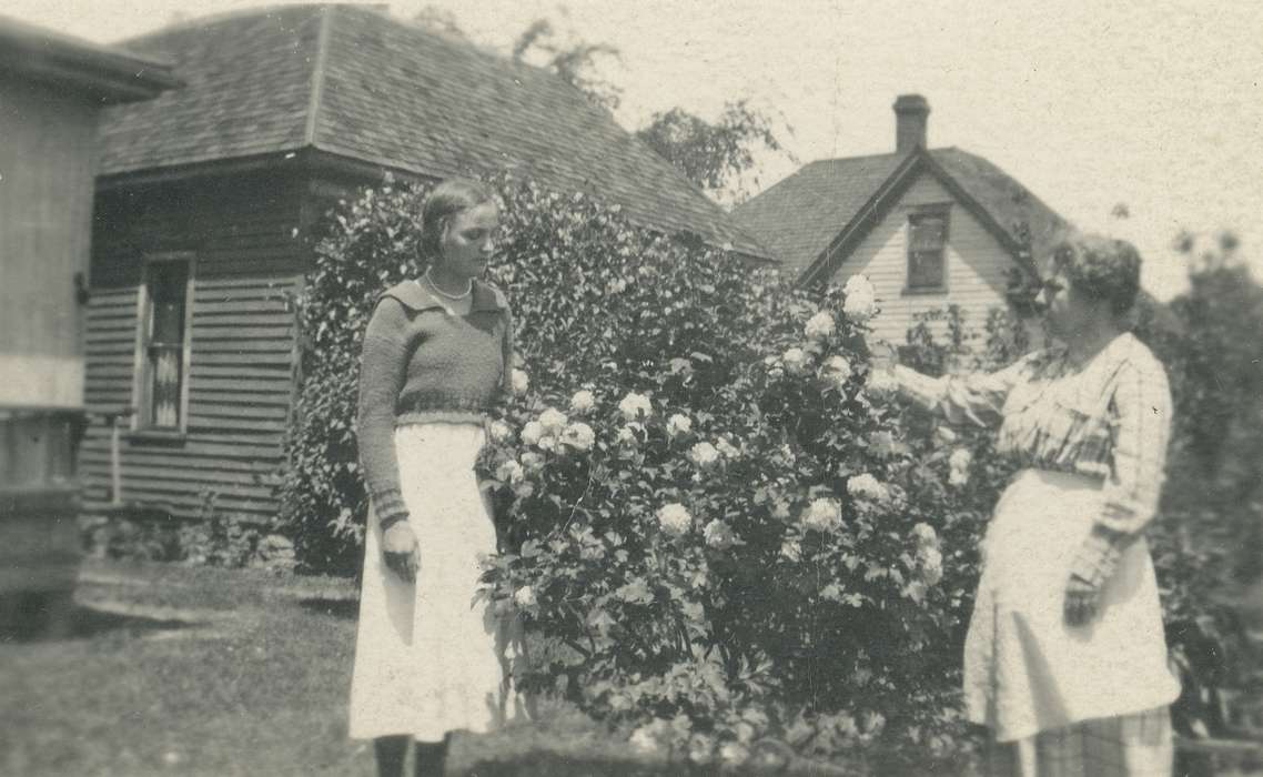 Black Hawk, house, women, Iowa, history, O'Brink, Lisa, Waterloo, flowers, ia, Cities and Towns, historic, United States, Photos, Homes, IA, pearl necklace, apron, skirt