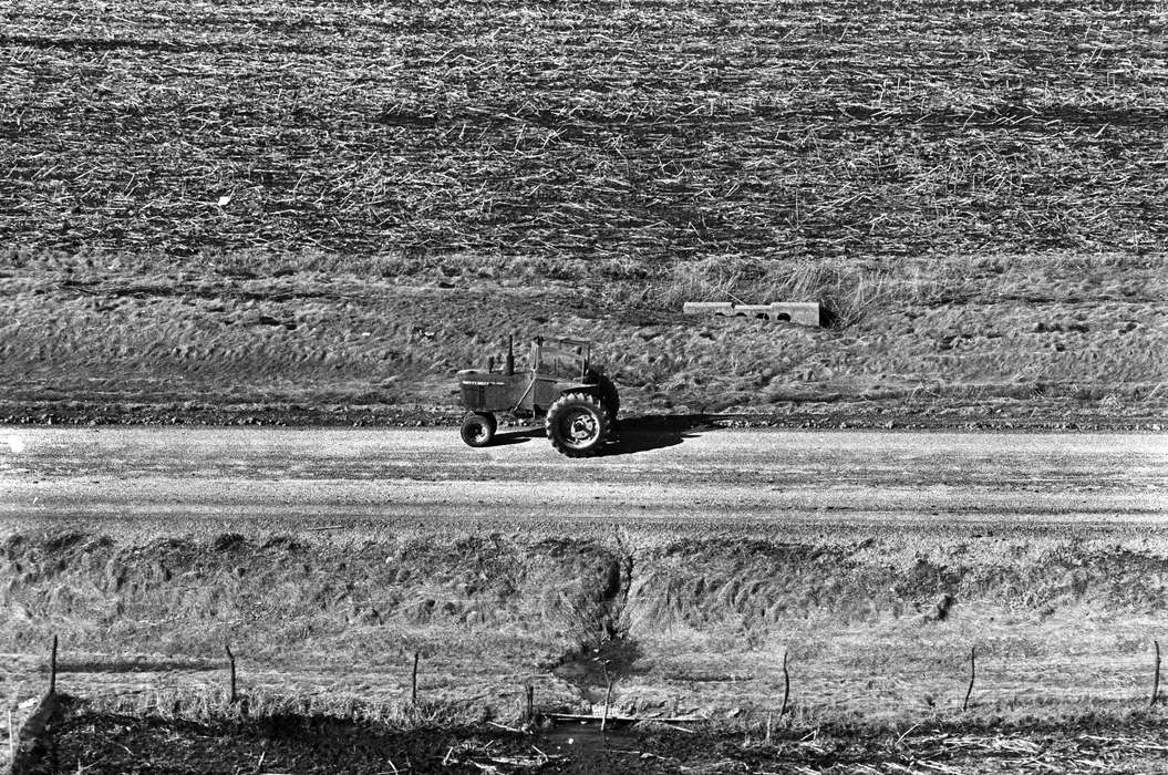 Farming Equipment, Lemberger, LeAnn, tractor, john deere, Iowa, Motorized Vehicles, dirt road, Iowa History, history of Iowa, Ottumwa, IA