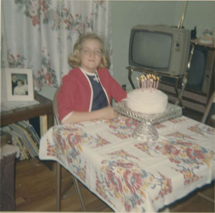 tablecloth, Iowa, Iowa History, birthday cake, Entertainment, history of Iowa, Homes, curtain, television, Scholtec, Emily, Children, Portraits - Individual, IA