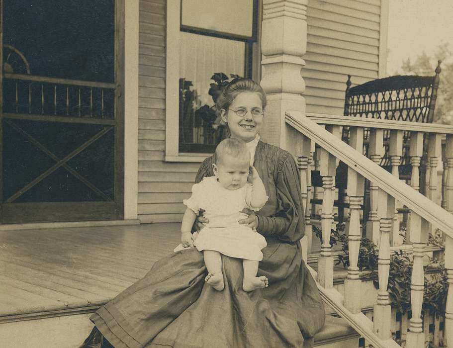 baby, glasses, Iowa History, Portraits - Group, history of Iowa, Homes, woman, Children, front porch, Iowa, Families, Neymeyer, Robert, dress