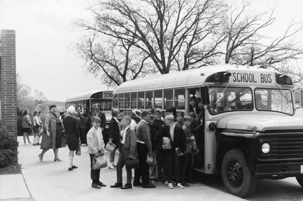 ia, children, school bus, Schools and Education, Iowa, history, candid, IA, Coon Rapids, Photos, Coon Rapids Enterprise, Children, historic, United States, Motorized Vehicles, field trip