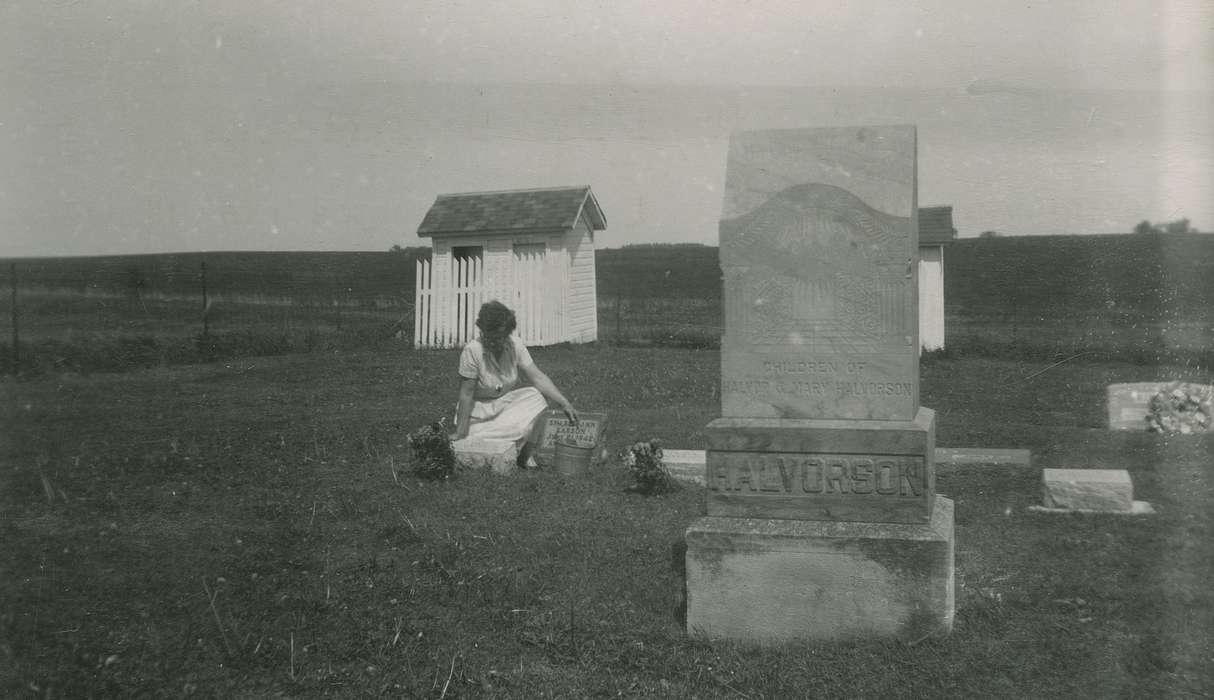 Cemeteries and Funerals, flowers, grave, Fink-Bowman, Janna, Iowa, IA, Iowa History, history of Iowa