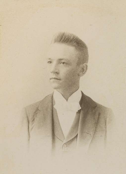 man, vest, Portraits - Individual, cabinet photo, bow tie, Iowa History, Olsson, Ann and Jons, Iowa, Davenport, IA, history of Iowa