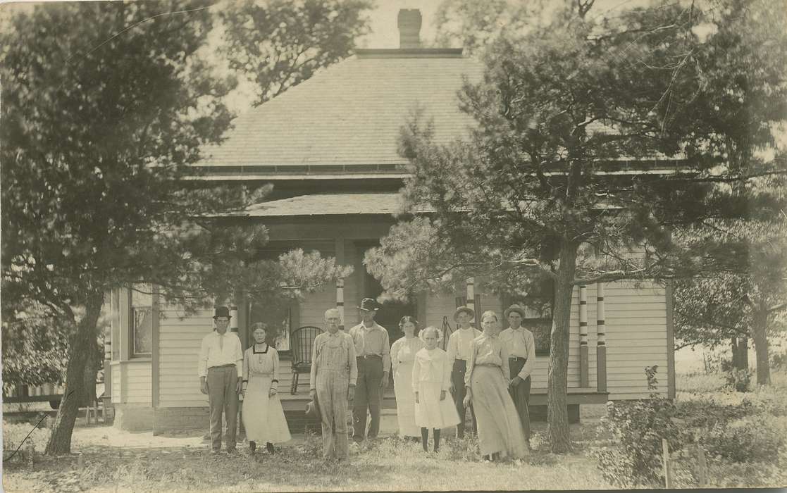 tree, Homes, Farms, house, Logan, IA, Iowa History, Henderson, Dan, Portraits - Group, Families, Iowa, history of Iowa, family