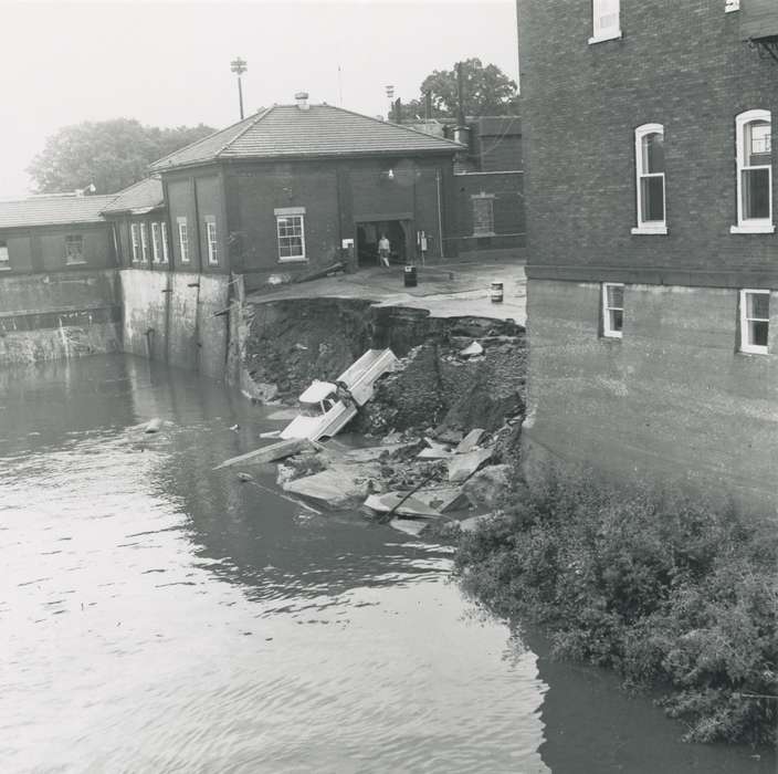 brick building, Businesses and Factories, window, Waverly Public Library, Floods, Iowa History, truck, Waverly, IA, Lakes, Rivers, and Streams, flood aftermath, Iowa, Motorized Vehicles, history of Iowa, building, summer
