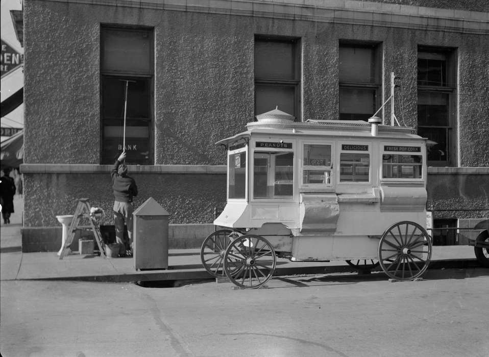 window washer, sidewalk, food cart, bank, Iowa History, peanuts, Iowa, history of Iowa, Library of Congress
